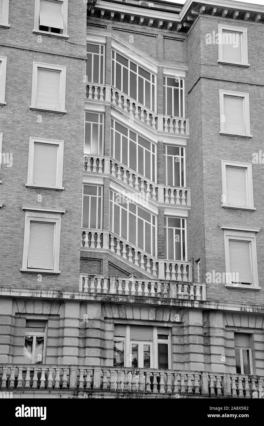 Magnifique bâtiment en briques de l'architecture ancienne de la ville de Rijeka, photo en noir et blanc. Croatie Banque D'Images