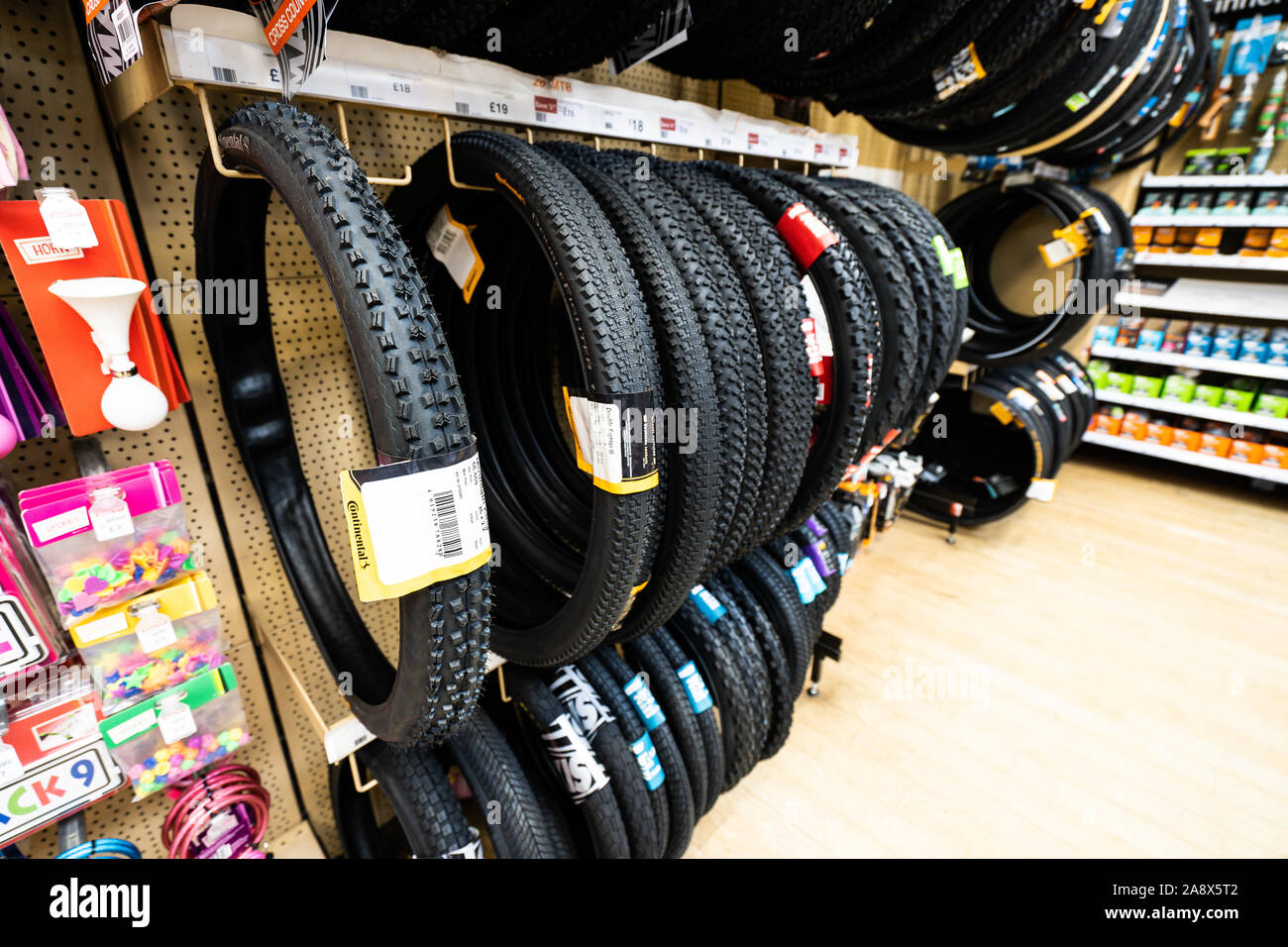 Pneus pour diverses bicyclettes, vélos en vente au magasin Halfords sur la rue principale de la ville Banque D'Images