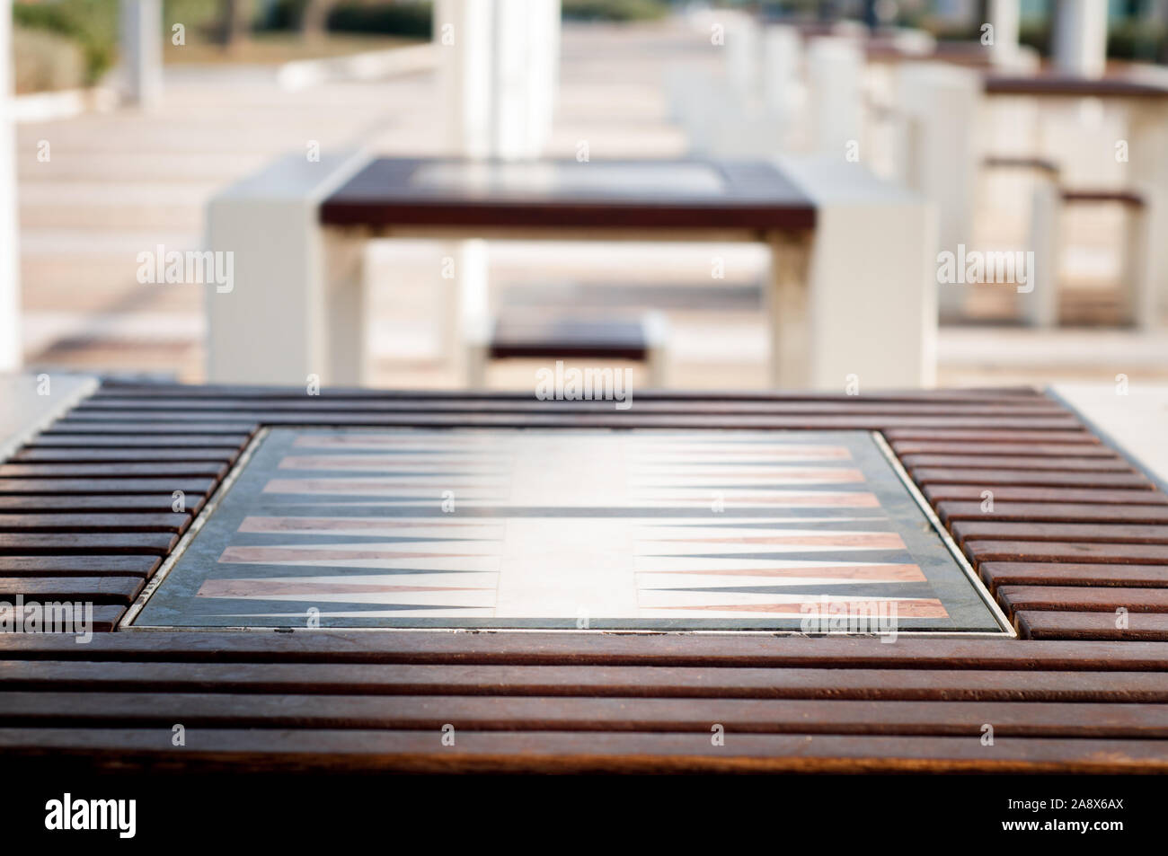 Perspective de tables de jeu dans la rue. table de backgammon. Banque D'Images