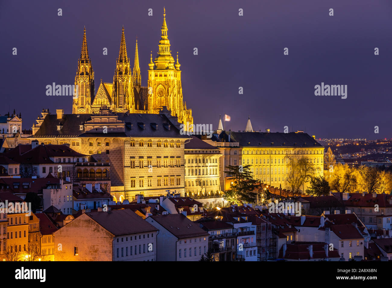 Le Château de Prague et le panorama de la vieille ville de nuit. Vue depuis la colline de Petrin. Prague, République tchèque. Vue sur le château de Prague à partir de monastère de Strahov de nuit. Banque D'Images