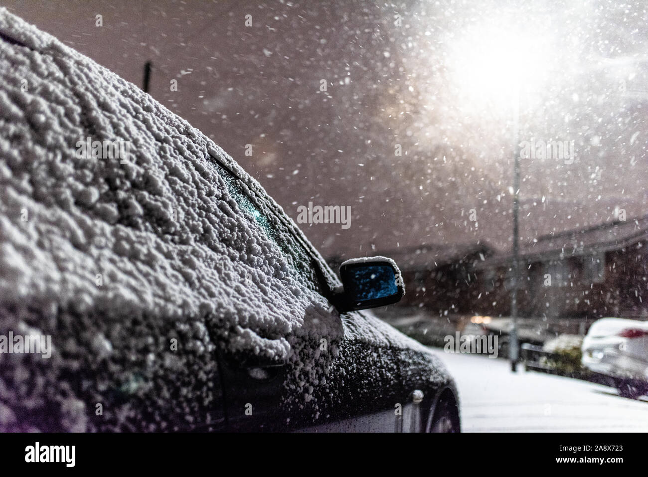 Voitures couvertes de neige, les routes et les maisons dans la nuit à Longton, Stoke on Trent, Staffordshire, l'hiver, la glace noire et le froid, les mauvaises conditions de conduite, Banque D'Images