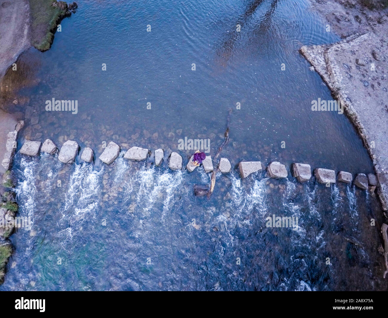 Vues aériennes de l'étonnante Dovedale stepping stones et montagnes dans le magnifique parc national de Peak District, les méandres de la rivière Dove découlant Banque D'Images