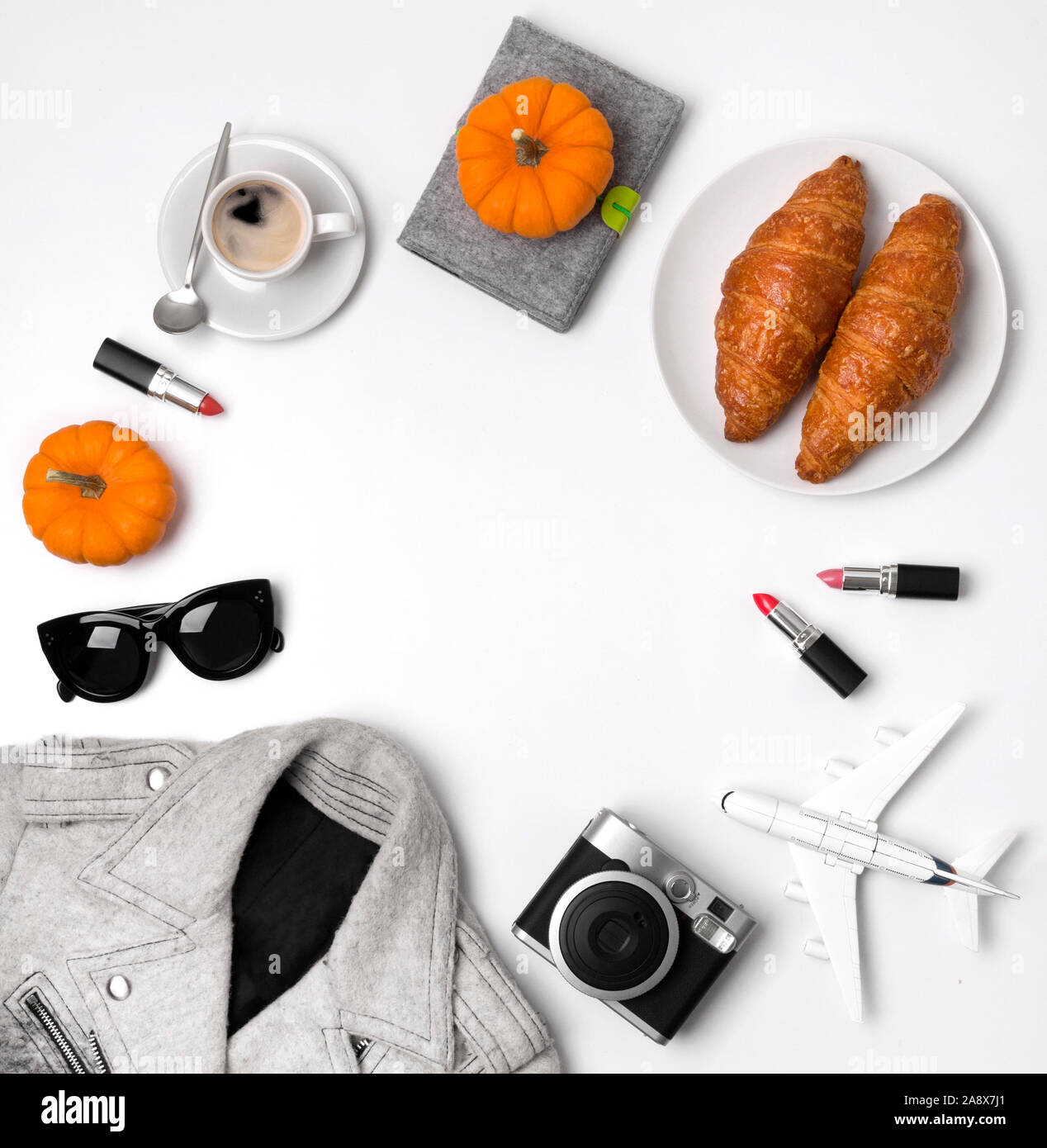 Veste, lipcktick pampkin, bloc-notes,, appareil photo, croissant et lunettes. Mise à plat, vue du dessus Banque D'Images