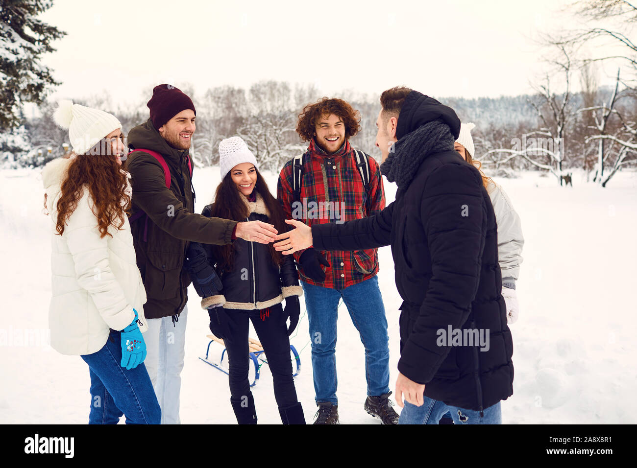 Réunion d'amis heureux dans winter park Banque D'Images