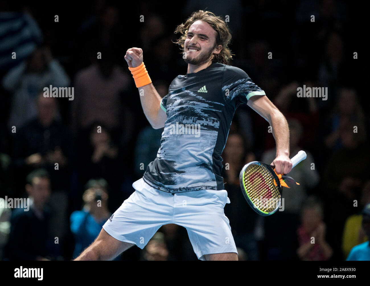 Londres, Royaume-Uni. 11Th Nov, 2019. Stefanos TSITSIPAS (Grèce) célèbre sa victoire dans son premier match du tournoi à la ronde au cours des étapes finales de tennis ATP Nitto Londres Jour 2 à l'O2, Londres, Angleterre le 11 novembre 2019. Photo par Andy Rowland. Credit : premier Media Images/Alamy Live News Banque D'Images