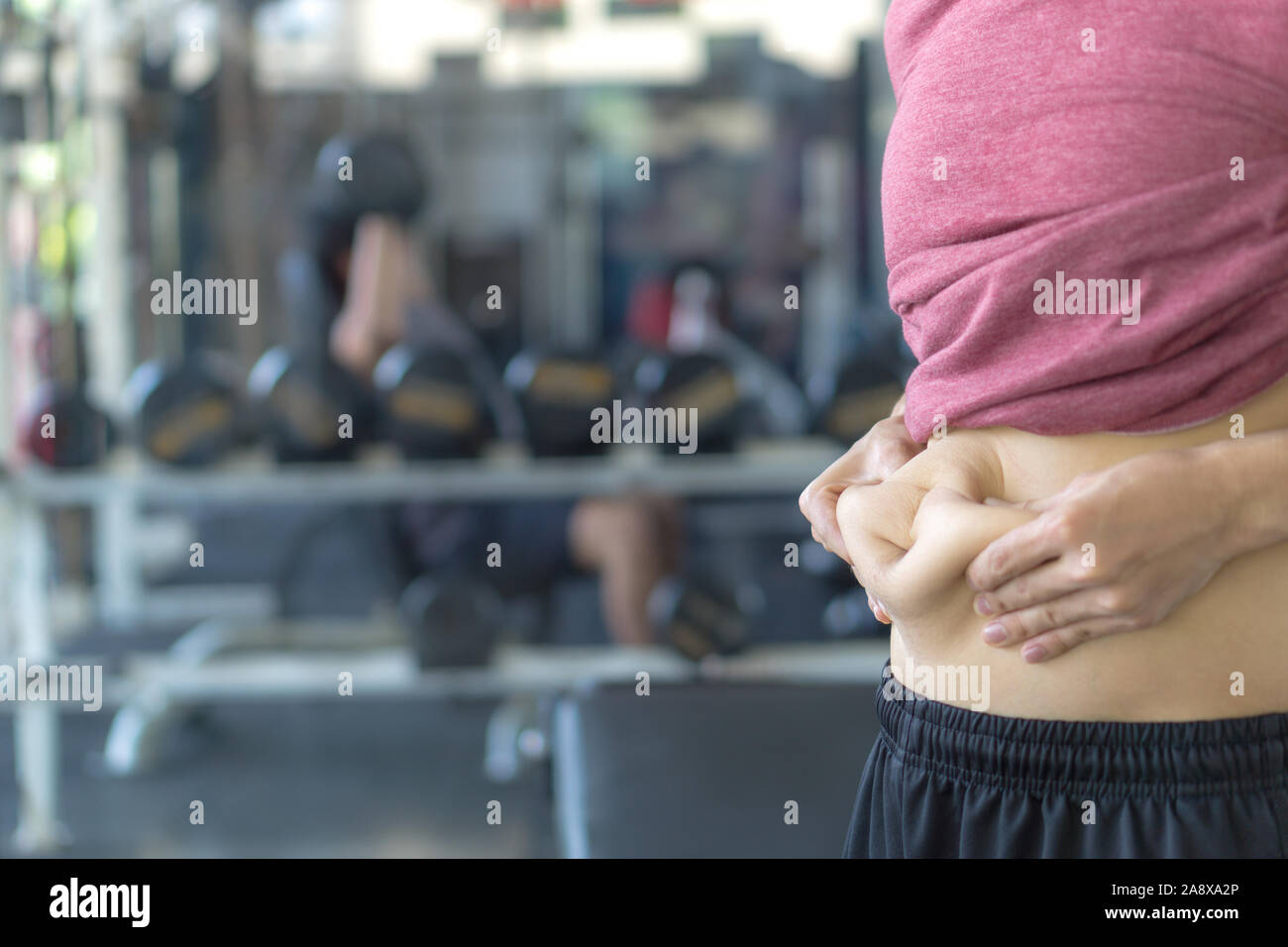 Close up man holding gras excessif du ventre. L'excès de l'homme de l'abdomen. Mode de vie régime alimentaire de l'homme et la forme du ventre concept réduire l'estomac en santé muscle. Poids Banque D'Images