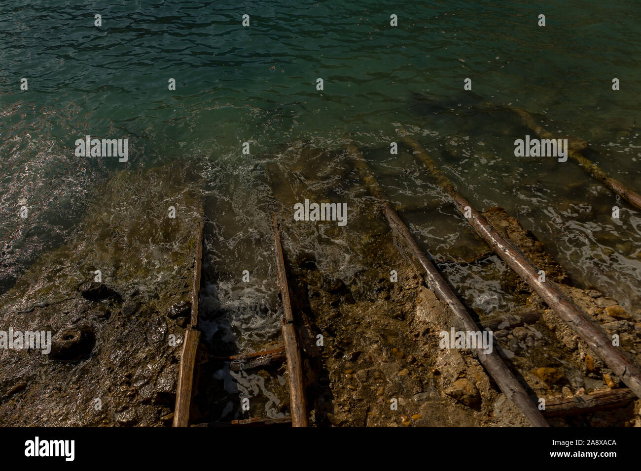 Les eaux turquoise dans es Portitxol, Ibiza, Espagne. Hidden Bay sur l'île d'Ibiza, à Sant Joan de Labritja. Banque D'Images