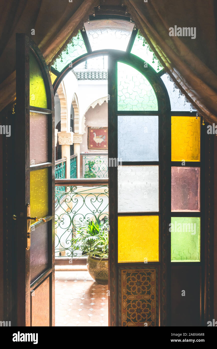 Porte colorée dans un riad typique - Maroc Banque D'Images