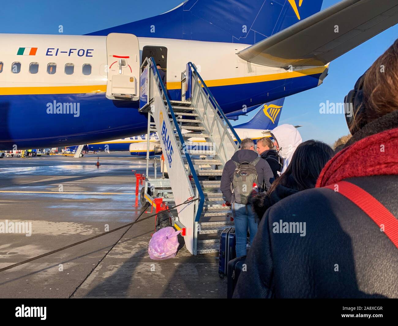 Londres, Angleterre - 9 novembre, 2019 : queue de personnes attendant d'être sur un avion de Ryanair à l'aéroport de Stansted dans une froide journée ensoleillée Banque D'Images