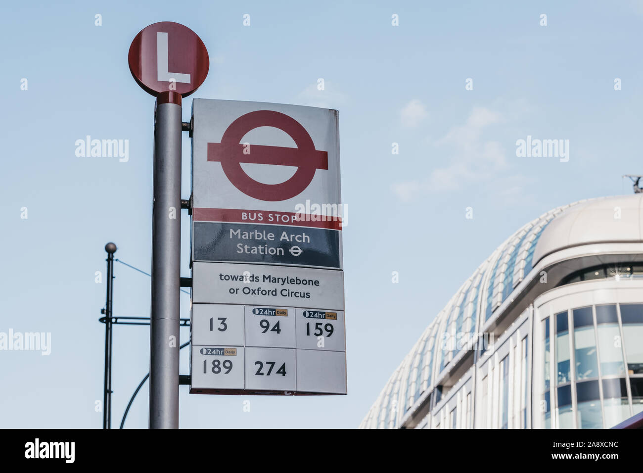 Londres, Royaume-Uni - 18 juillet 2019 : un arrêt de bus à côté de Marble Arch Station, Londres, une station de métro nommée d'après 9ème siècle blanc marb Banque D'Images