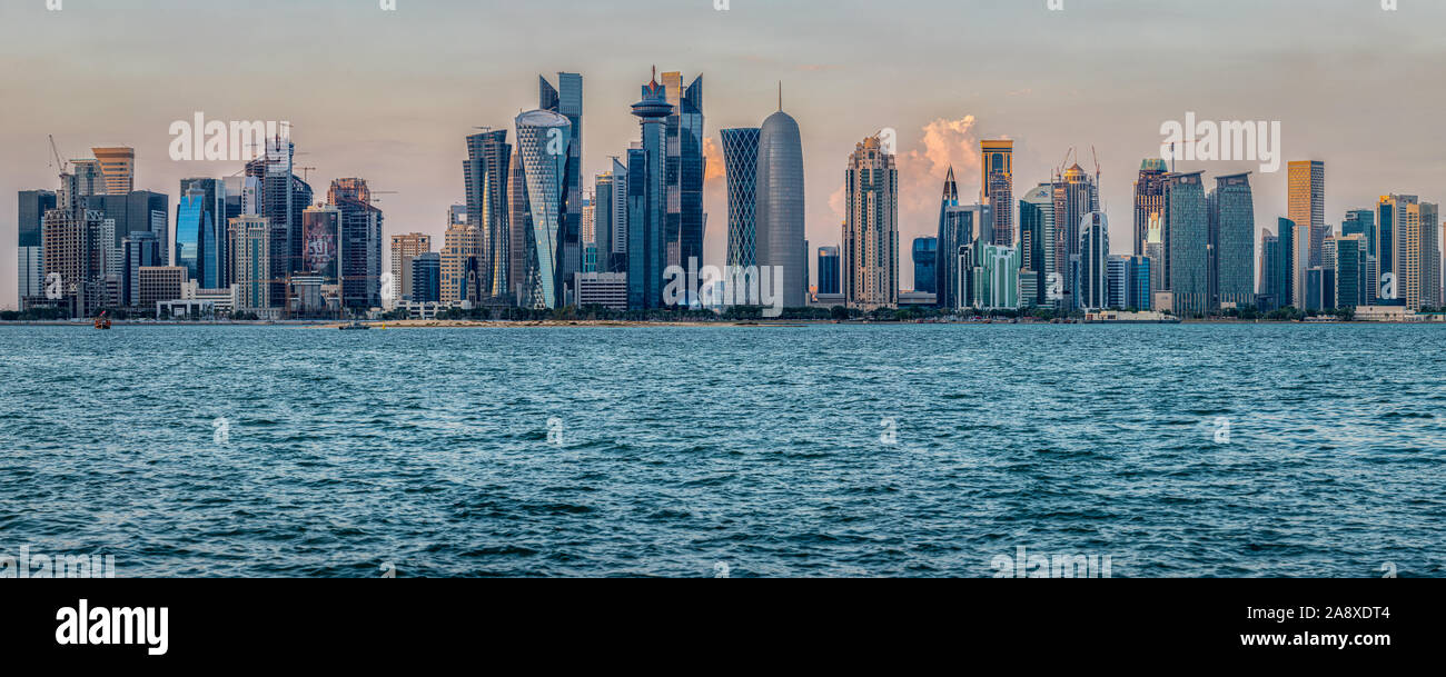 Doha, Qatar vue sur la Corniche avec le golfe arabe en premier plan et les nuages dans le ciel en arrière-plan Banque D'Images