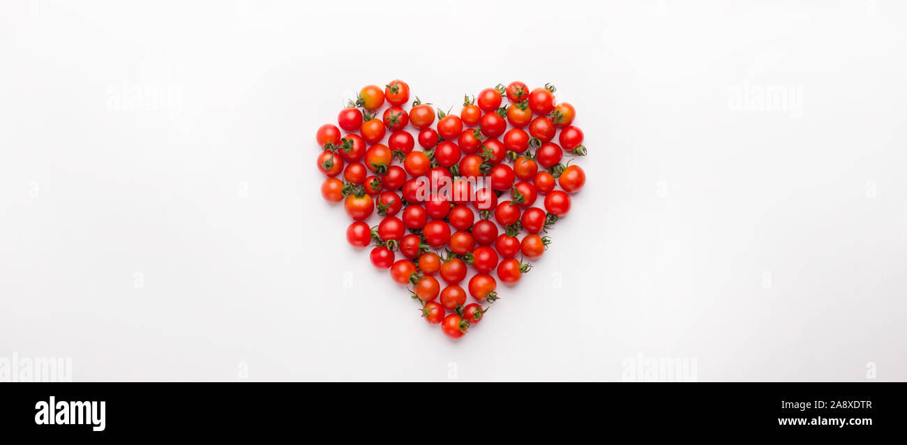 Tomates cerises en forme de cœur isolated on white Banque D'Images