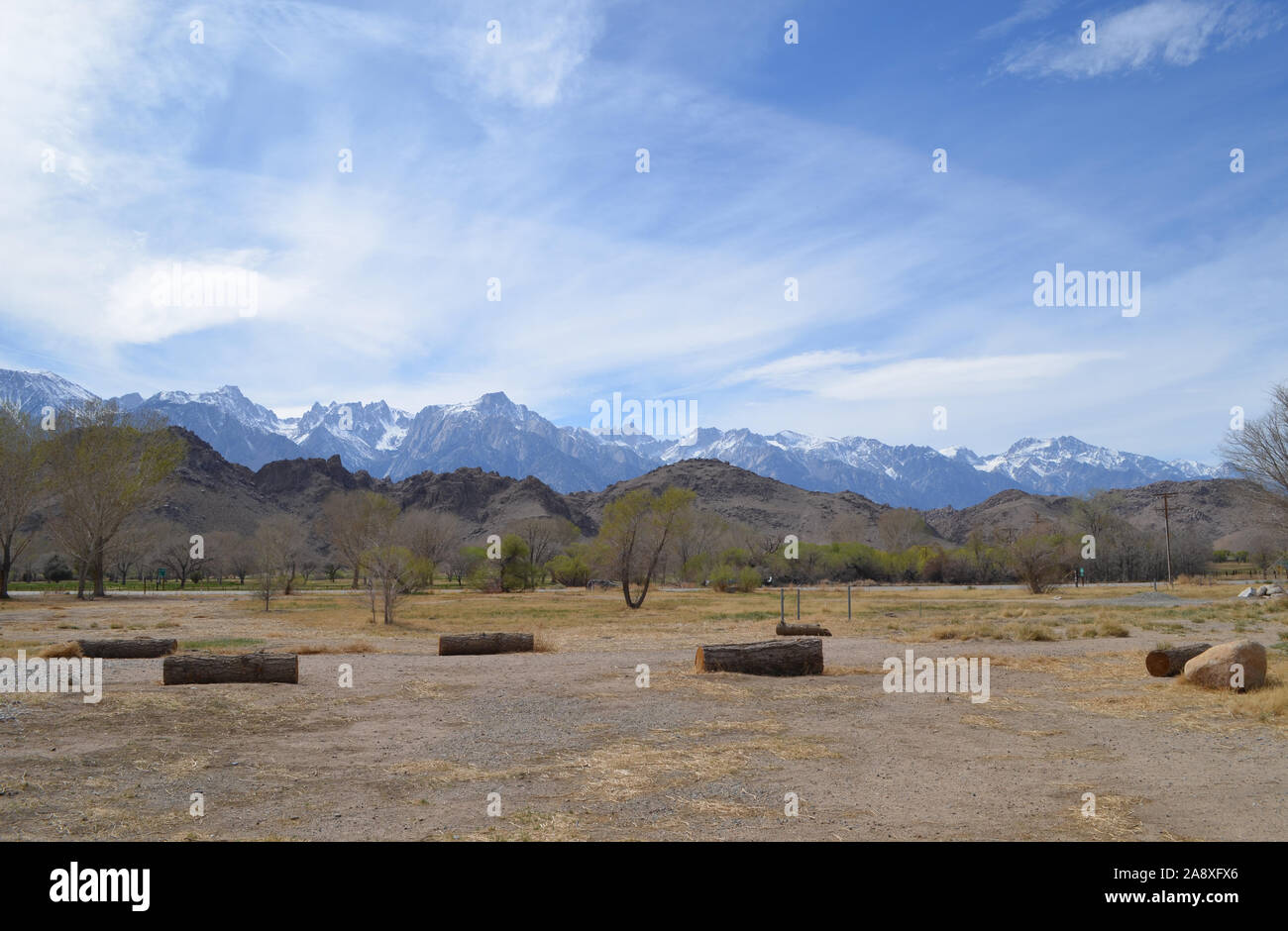 Printemps en Californie : vue sur le Mont Whitney dans les montagnes de la Sierra Nevada et la vallée de l'Owens de Alabama Hills Banque D'Images