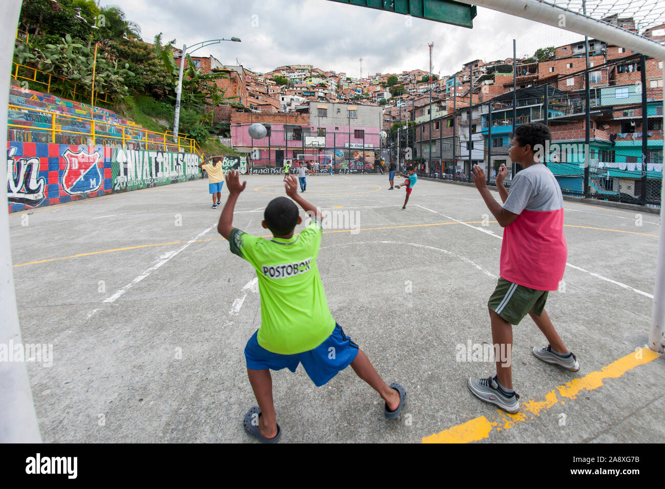 Les enfants jouent au soccer sur Comuna 13, Medellin, Colombie. Banque D'Images