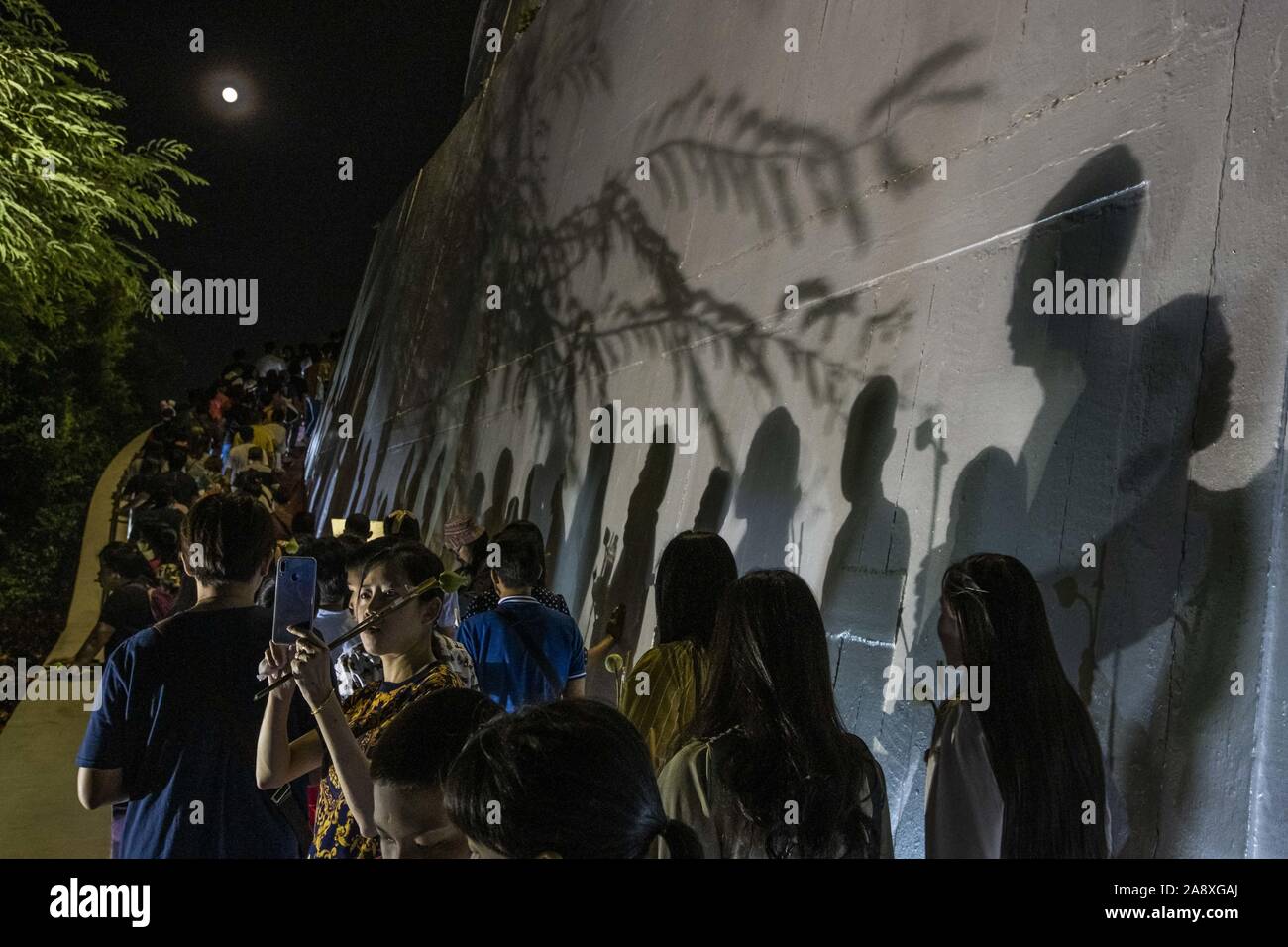 Bangkok, Bangkok, Thaïlande. 11Th Nov, 2019. Des milliers de personnes se sont réunies à Bangkok du Mont d'or à participer à des rituels bouddhistes comme faisant des dons et en priant à sanctuaires au cours de l'Assemblée Loi Krathong festival Crédit : Adryel Talamantes/ZUMA/Alamy Fil Live News Banque D'Images