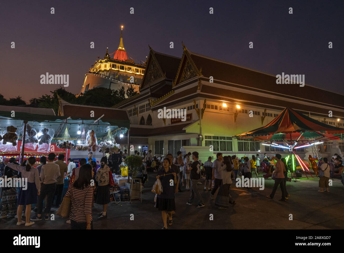Bangkok, Bangkok, Thaïlande. 11Th Nov, 2019. Des milliers de personnes se sont réunies à Bangkok du Mont d'or à participer à des rituels bouddhistes comme faisant des dons et en priant à sanctuaires au cours de l'Assemblée Loi Krathong festival Crédit : Adryel Talamantes/ZUMA/Alamy Fil Live News Banque D'Images