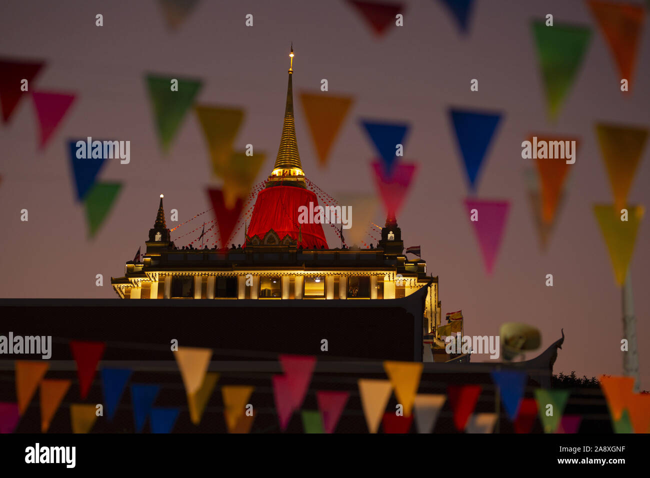Bangkok, Bangkok, Thaïlande. 11Th Nov, 2019. Des milliers de personnes se sont réunies à Bangkok du Mont d'or à participer à des rituels bouddhistes comme faisant des dons et en priant à sanctuaires au cours de l'Assemblée Loi Krathong festival Crédit : Adryel Talamantes/ZUMA/Alamy Fil Live News Banque D'Images