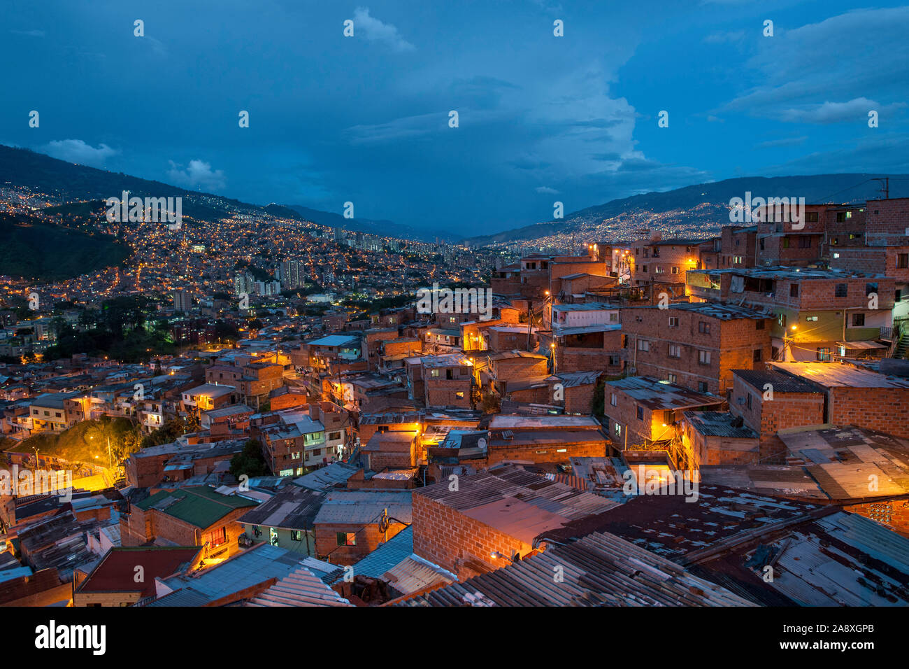 Crépuscule sur San Javier (également connu sous le nom de Comuna 13) à Medellin, Colombie. Banque D'Images