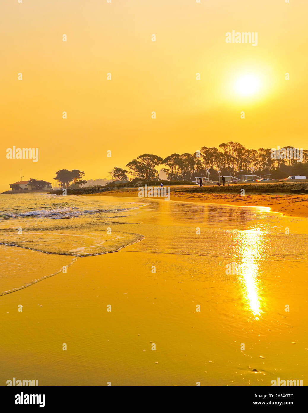 Vue sur East Beach au Crissy Field Park à San Francisco au lever du soleil. Banque D'Images