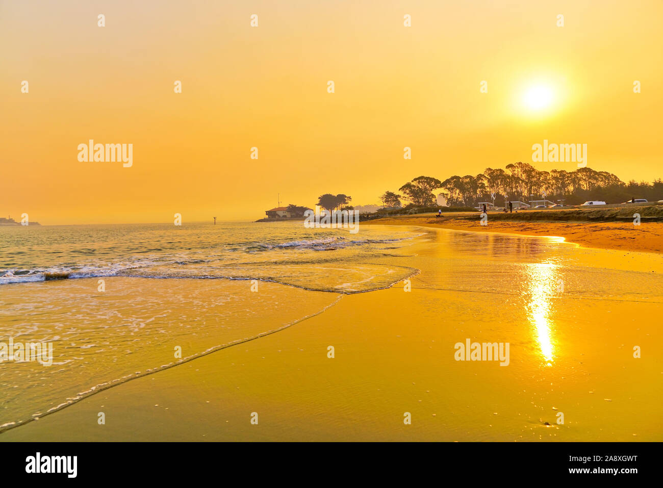 Vue sur East Beach au Crissy Field Park à San Francisco au lever du soleil. Banque D'Images