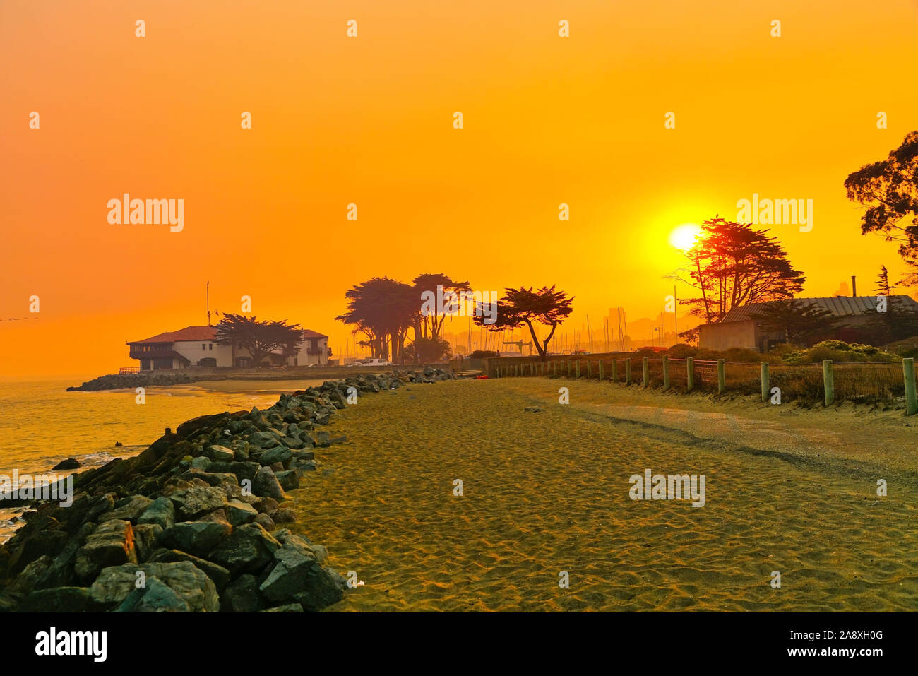 Vue sur East Beach au Crissy Field Park à San Francisco au lever du soleil. Banque D'Images
