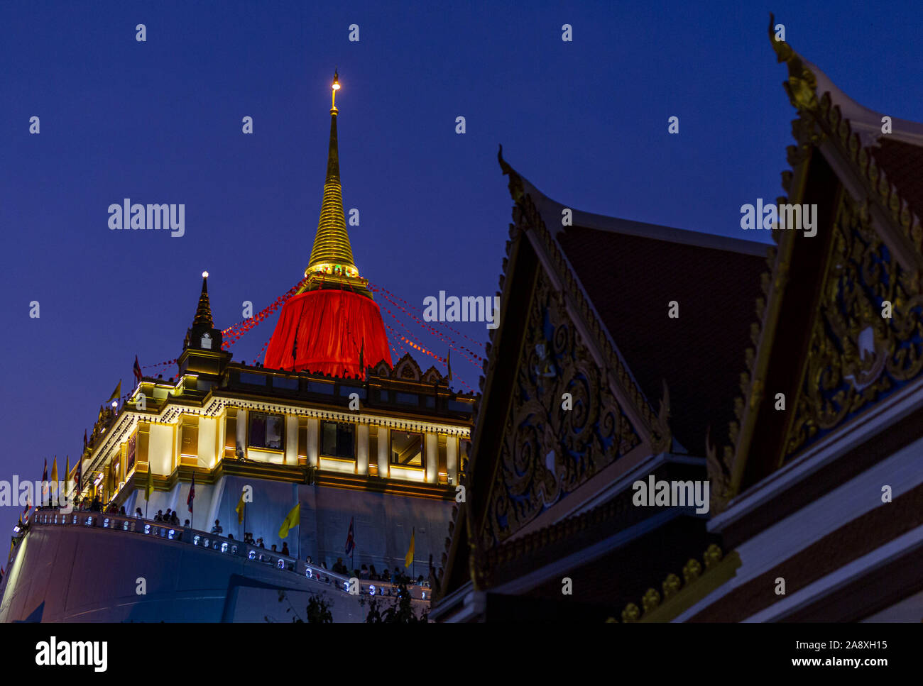 Bangkok, Bangkok, Thaïlande. 11Th Nov, 2019. Des milliers de personnes se sont réunies à Bangkok du Mont d'or à participer à des rituels bouddhistes comme faisant des dons et en priant à sanctuaires au cours de l'Assemblée Loi Krathong festival Crédit : Adryel Talamantes/ZUMA/Alamy Fil Live News Banque D'Images