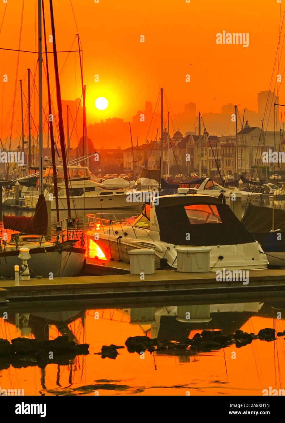 Vue sur le port de San Francisco au lever du soleil. Banque D'Images
