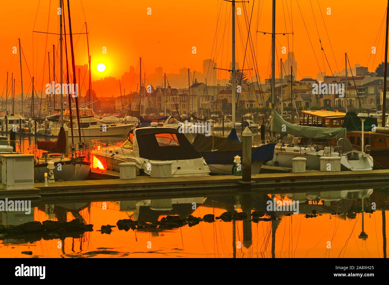 Vue sur le port de San Francisco au lever du soleil. Banque D'Images
