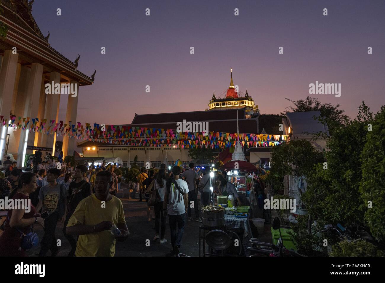 Bangkok, Bangkok, Thaïlande. 11Th Nov, 2019. Des milliers de personnes se sont réunies à Bangkok du Mont d'or à participer à des rituels bouddhistes comme faisant des dons et en priant à sanctuaires au cours de l'Assemblée Loi Krathong festival Crédit : Adryel Talamantes/ZUMA/Alamy Fil Live News Banque D'Images