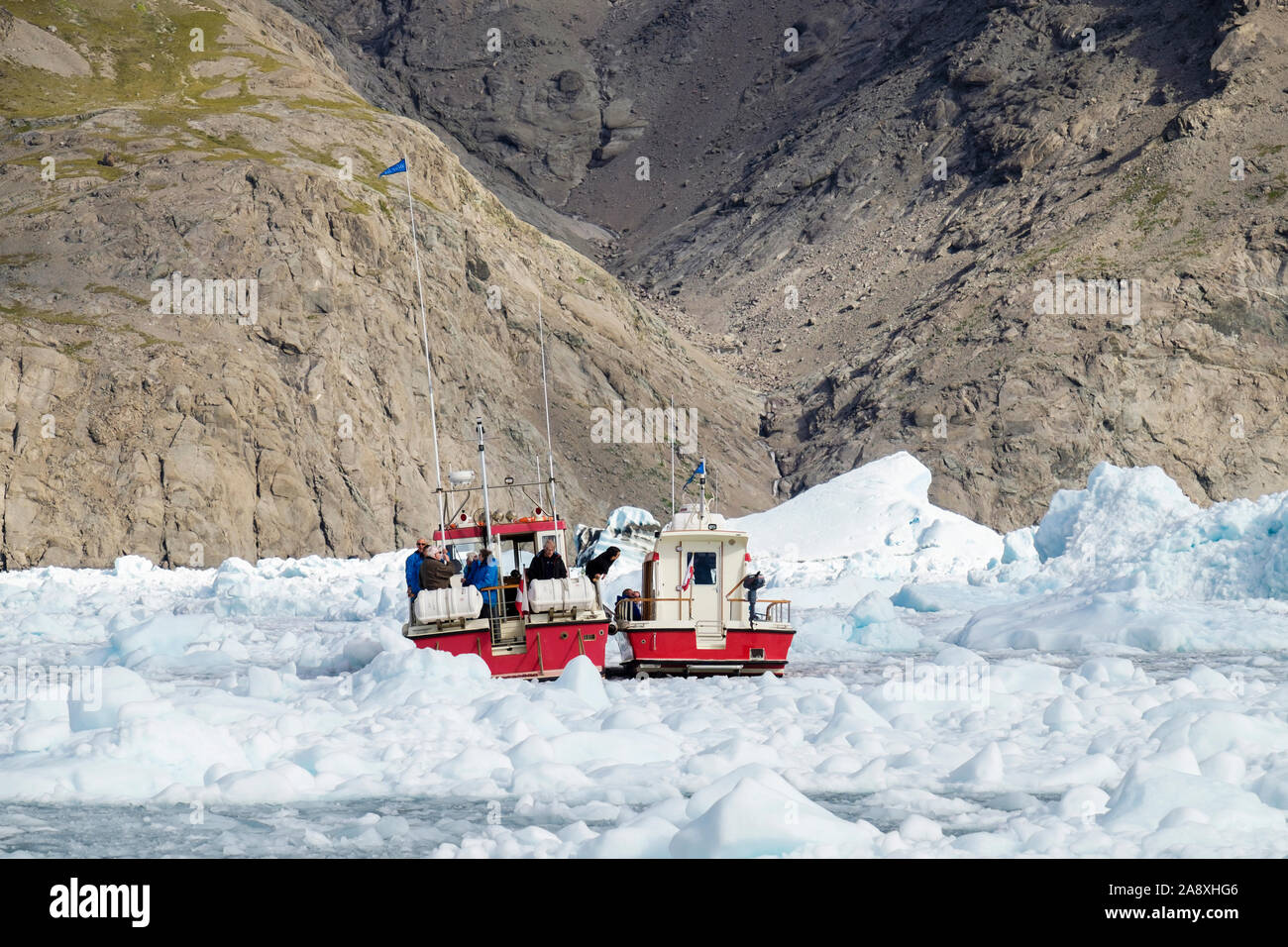 Les touristes sur les bateaux de croisière fjord glacé entouré par la glace de glacier dans Qorqup Sermia fjord Qooroq en été. Narsarsuaq, Kujalleq, Sud du Groenland Banque D'Images