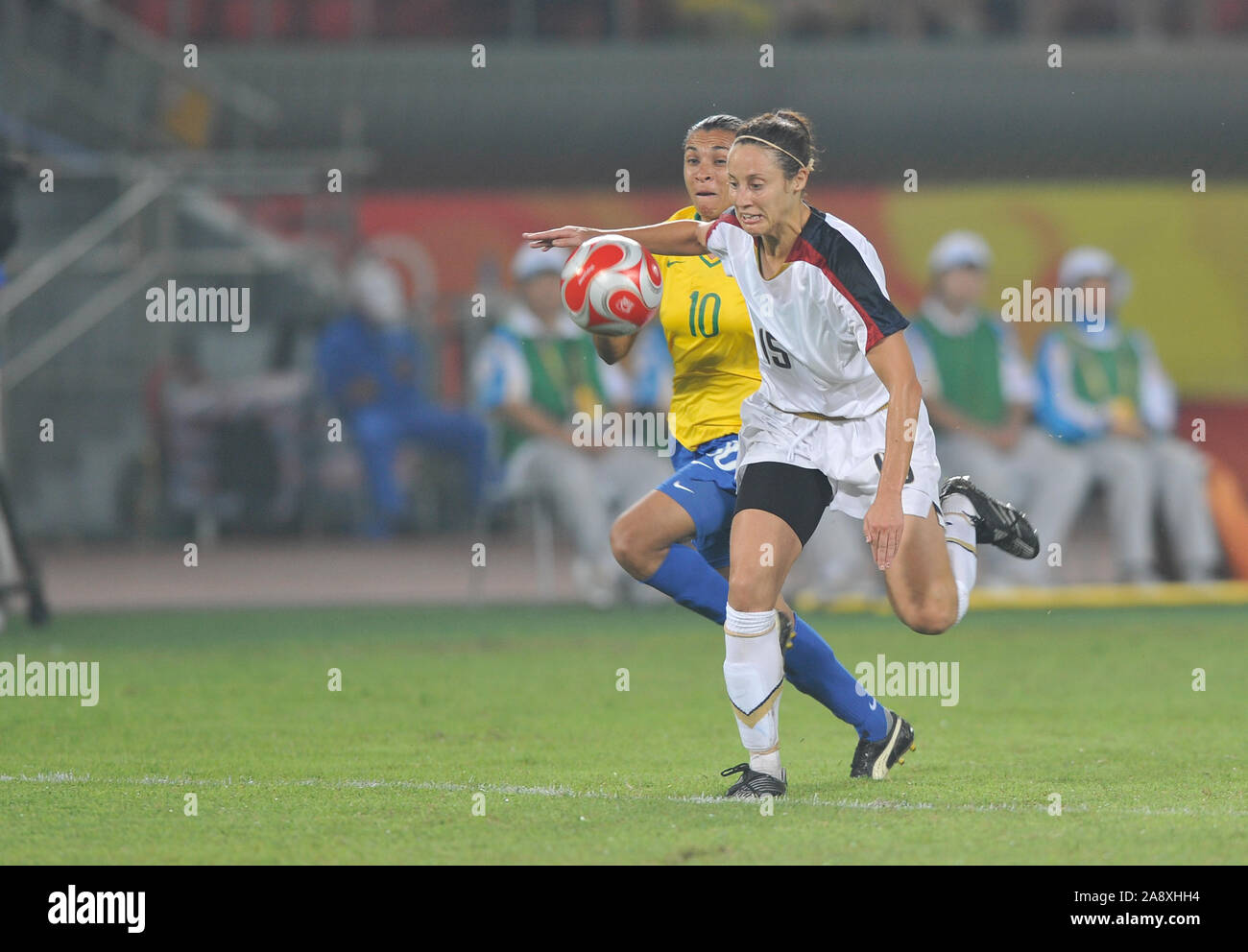 Beijing, Chine. Football olympique, Women's match pour la médaille d'or, USA vs BRA, BRA MARTA et USA N° 15 Kate MARKGRAF sur le ballon au stade des travailleurs de Beijing. Jeudi, 21.08.2008 [crédit obligatoire : Peter SPURRIER, Intersport Images] Banque D'Images