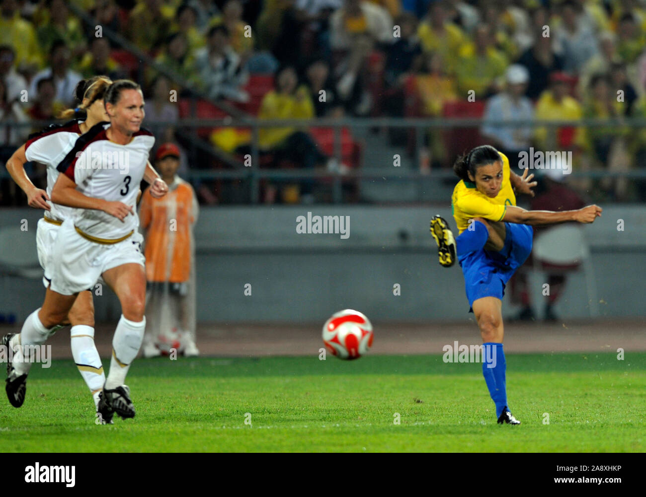 Beijing, Chine. Football olympique, Women's match pour la médaille d'or, USA vs BRA, Brésils droite , No10 MARTA pousses durant la demi-forst au stade des travailleurs de Beijing. Jeudi, 21.08.2008 [crédit obligatoire : Peter SPURRIER, Intersport Images] Banque D'Images