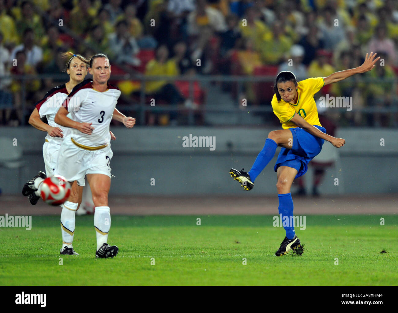 Beijing, Chine. Football olympique, Women's match pour la médaille d'or, USA vs BRA, Brésils droite , No10 MARTA pousses durant la demi-forst au stade des travailleurs de Beijing. Jeudi, 21.08.2008 [crédit obligatoire : Peter SPURRIER, Intersport Images] Banque D'Images