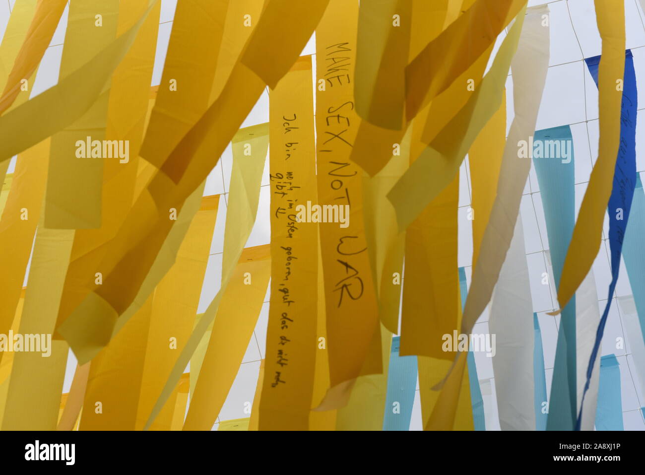 Le 10 novembre 2019, Berlin, Allemagne : l'artiste américain Patrick Shearn à la porte de Brandebourg en vedette 30 000 messages de paix de la part de résidents en Allemagne flottant au-dessus de la Straße des 17. Du 4 juin sous le titre : ''Visions en Mouvement" (Crédit Image : © Sean Smuda/Zuma sur le fil) Banque D'Images