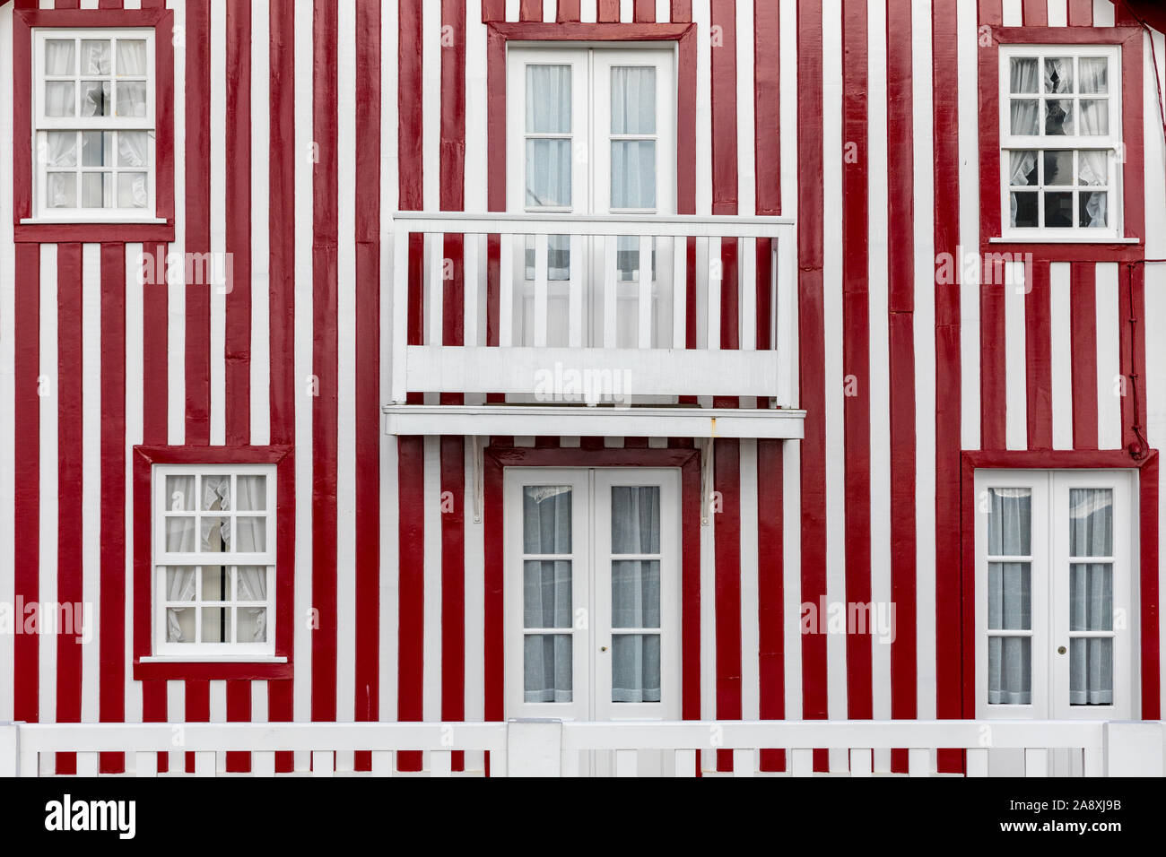 Vitres teintés de "Costa Nova do Prado', le Portugal. Dans Windows typique petite maison en bois avec des rayures colorées au Costa Nova. Aveiro. Le Portugal. Toute information Banque D'Images