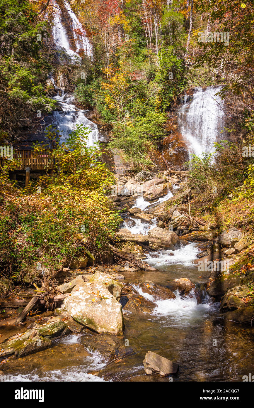 Chutes d'Anna Ruby, belles cascades twin qui plongent pour former Smith Creek dans les montagnes Blue Ridge près de Helen, la Géorgie. (USA) Banque D'Images