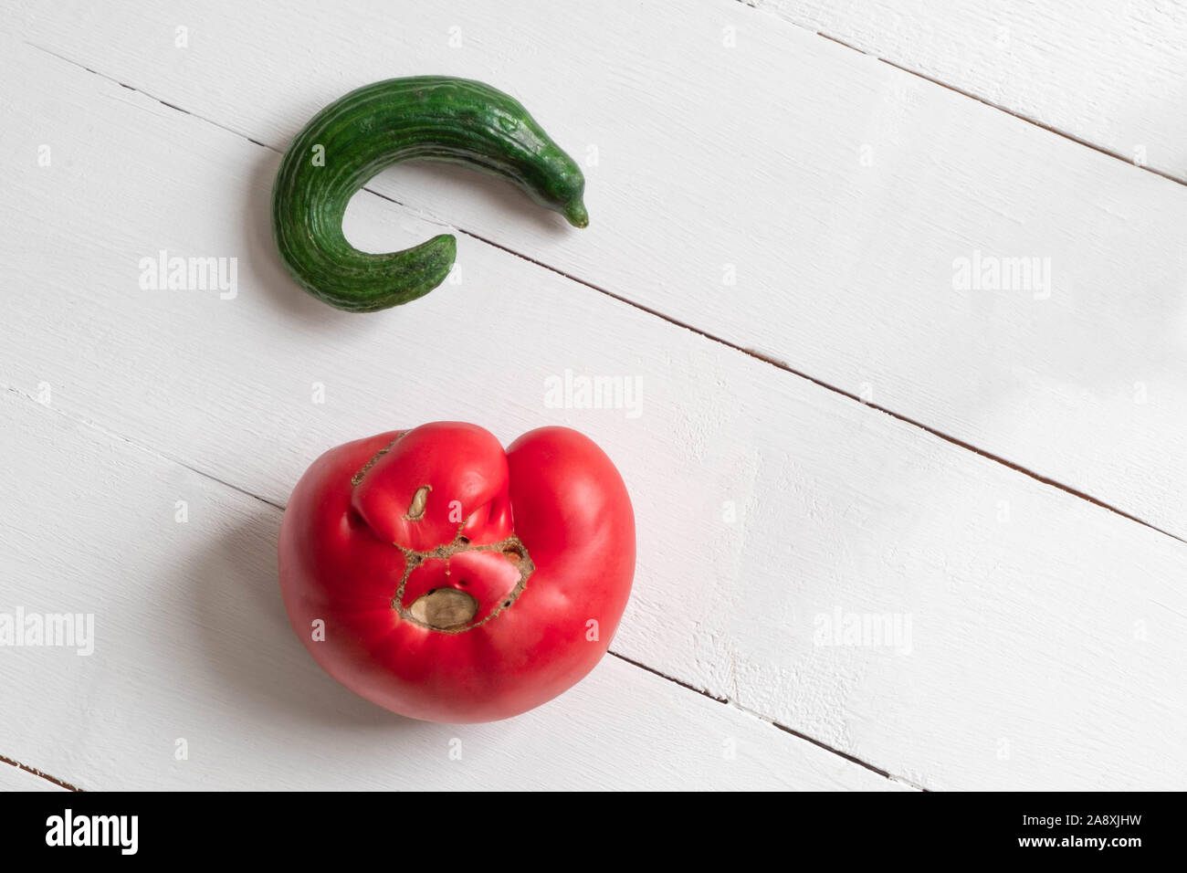 Concombre tomate et légumes laid on white background Banque D'Images