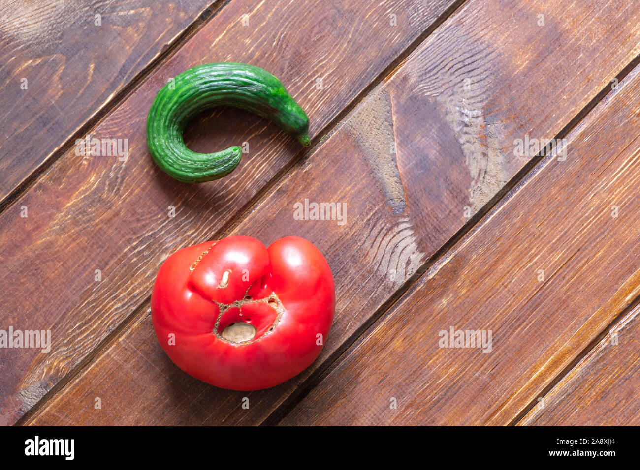 Trendy et concombre bio laid tomate sur fond de bois Banque D'Images