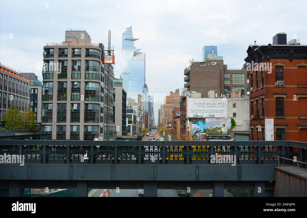 NEW YORK, NY - 05 NOV 2019 : La vue de la ligne élevée à la 10e Avenue Square donnent sur à la 17e Rue. Banque D'Images