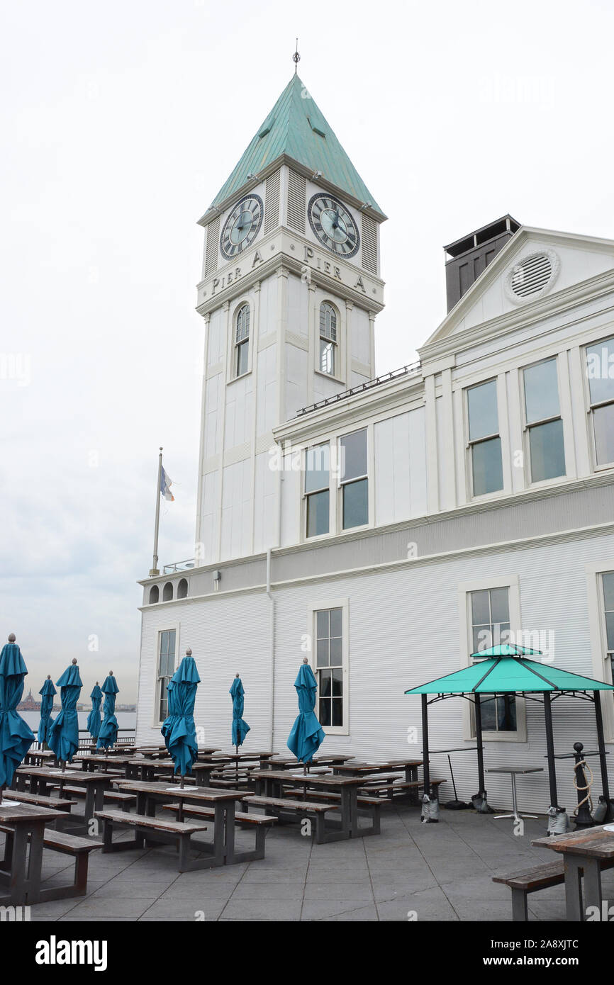 NEW YORK, NY - 05 NOV 2019 : tour de l'horloge sur la jetée A Harbor House un quai municipal dans la rivière Hudson à Battery Park, le dernier survivant historique pier Banque D'Images