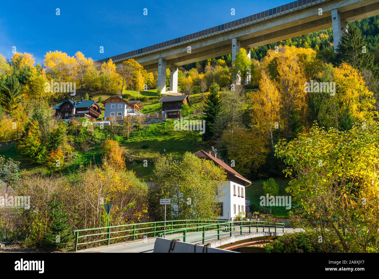 L'autoroute Autobahn relevée sur le village de Spittal, en Autriche, en Europe. Banque D'Images