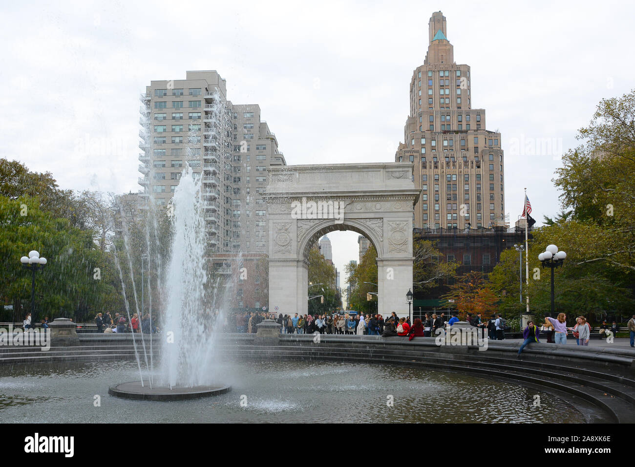 NEW YORK, NY - 05 NOV 2019 : Washington Square Park, arch et fontaine, dans le quartier de Greenwich Village de Manhattan. Banque D'Images