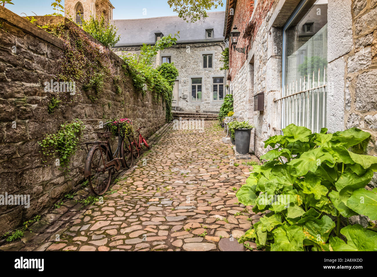Cobblestone alley dans le vieux centre-ville de Durbuy, Wallonie, Ardennes Belges. Banque D'Images