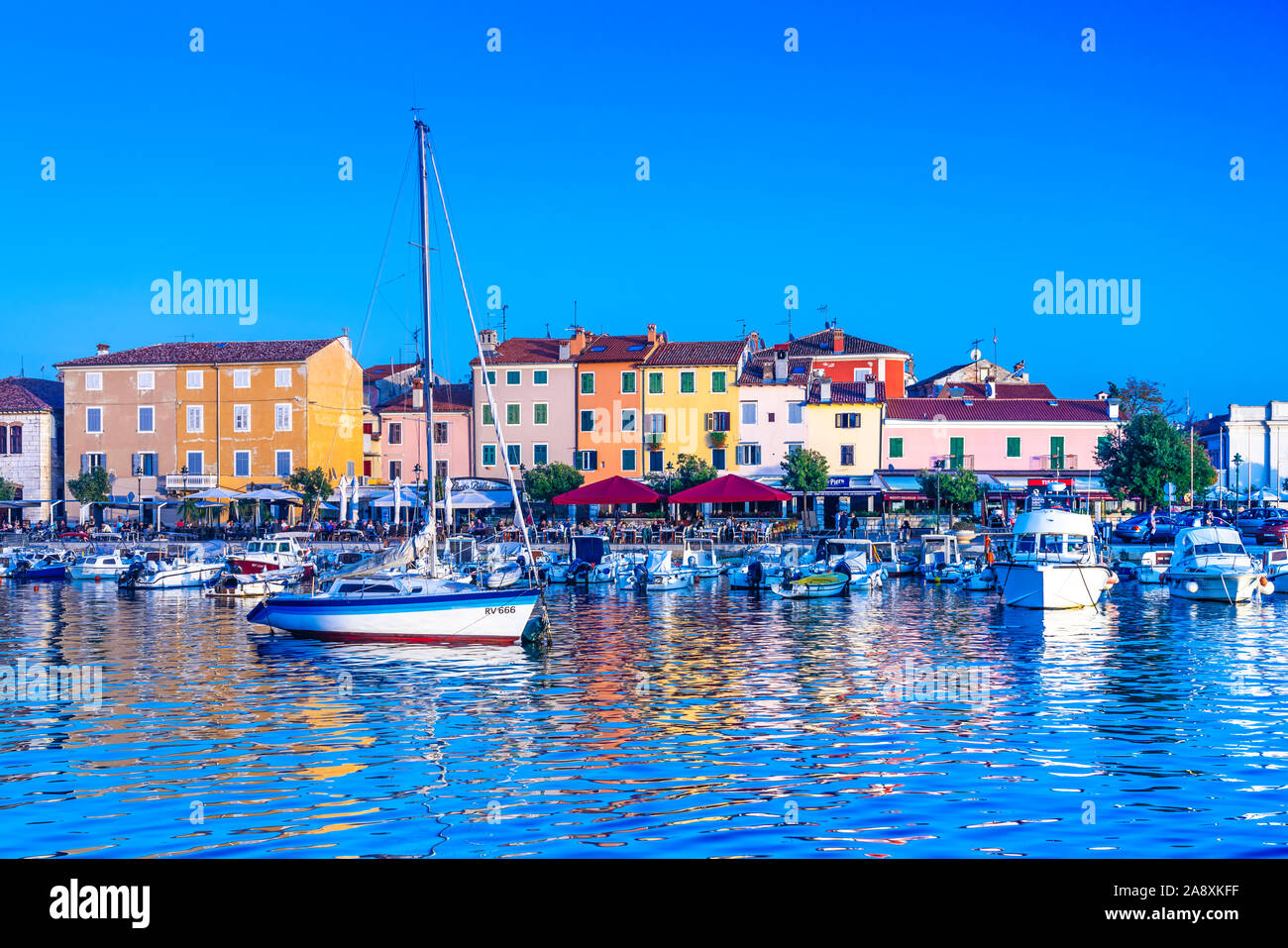 Bâtiments colorés et les toits du village de plaisir et des bateaux de pêche à Rovinj, Croatie, Istrie. Banque D'Images
