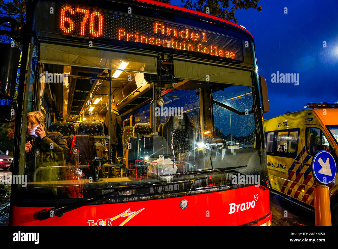 Faites, aux Pays-Bas. 11Th Nov, 2019. dutchnews, Pedestrian hit par bus de la ville en fait crédit : Pro Shots/Alamy Live News Banque D'Images