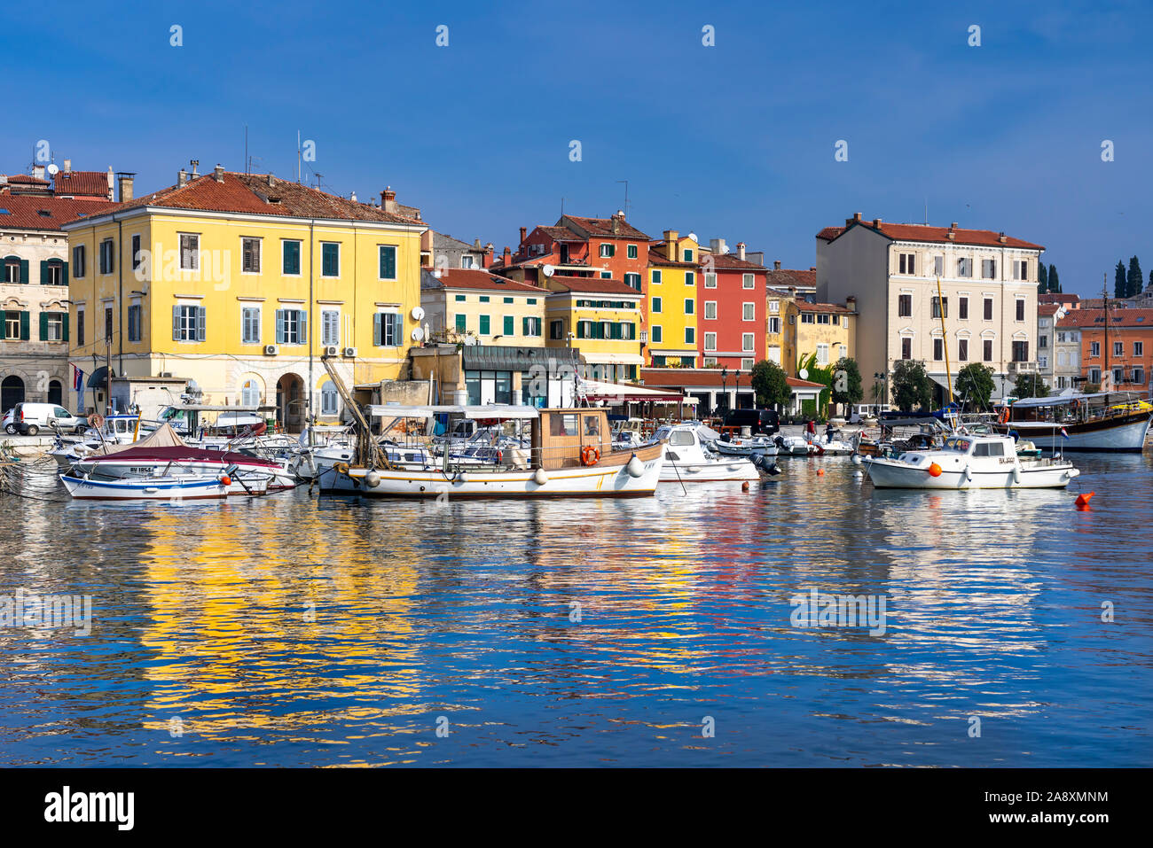 Bâtiments colorés et les toits du village de plaisir et des bateaux de pêche à Rovinj, Croatie, Istrie. Banque D'Images