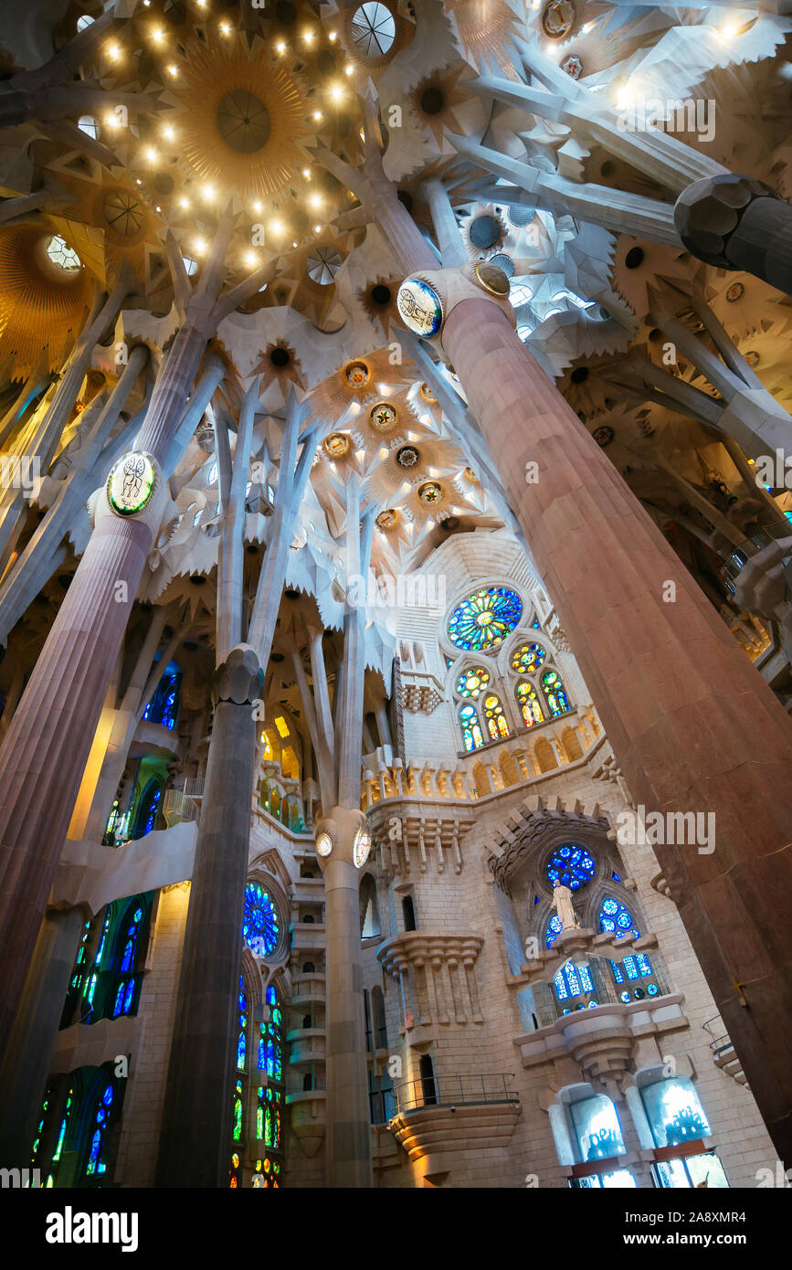 Vue de l'intérieur de la Sagrada Familia d'Antoni Gaudí à Barcelone, Catalogne, Espagne Banque D'Images