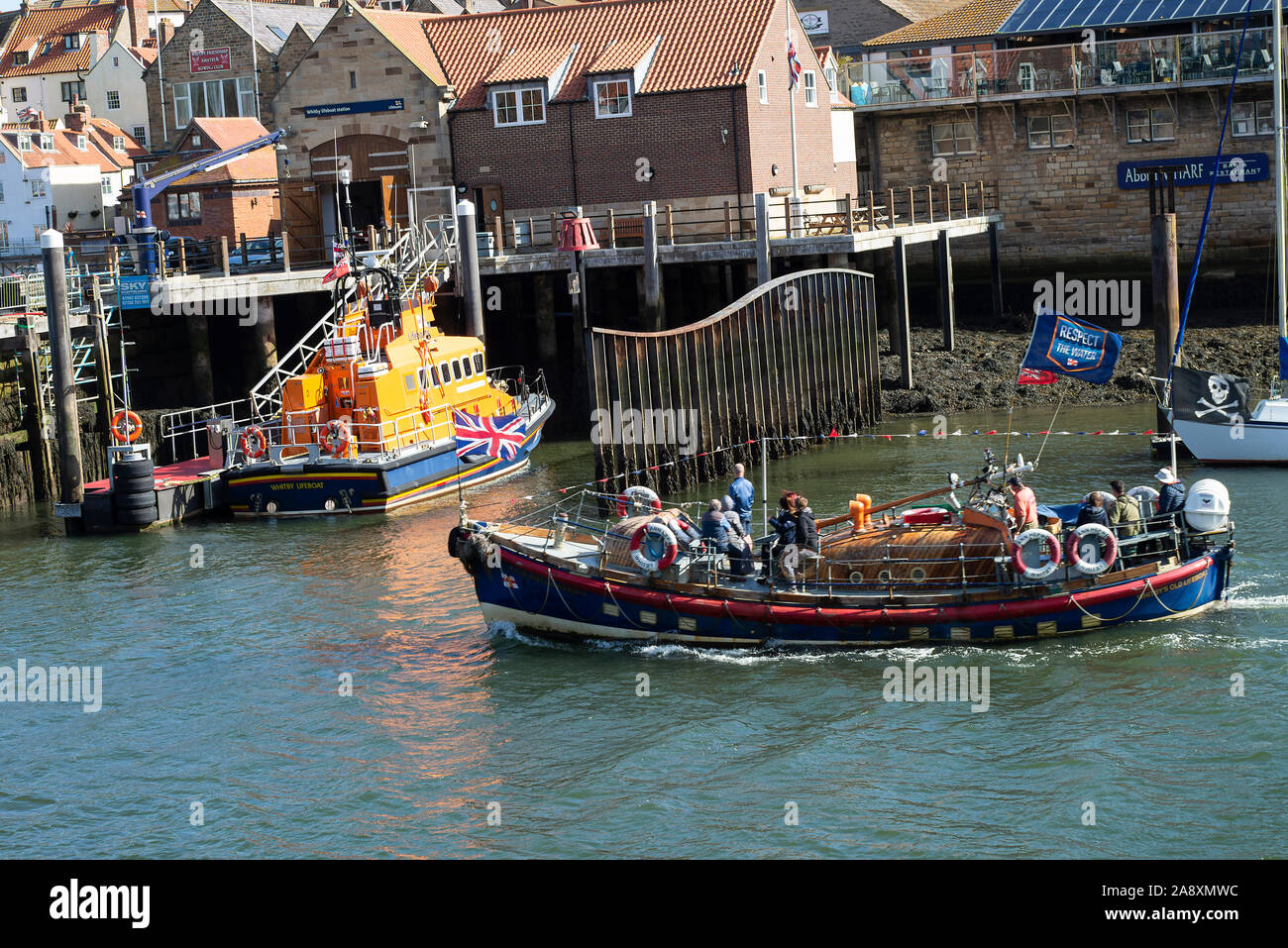 L'ancien canot de sauvetage de la RNLI Whitby Mary Ann Hepworth avec passagers à une excursion en bateau dans la rivière Esk à Whitby, North Yorkshire Angleterre Royaume-Uni Banque D'Images