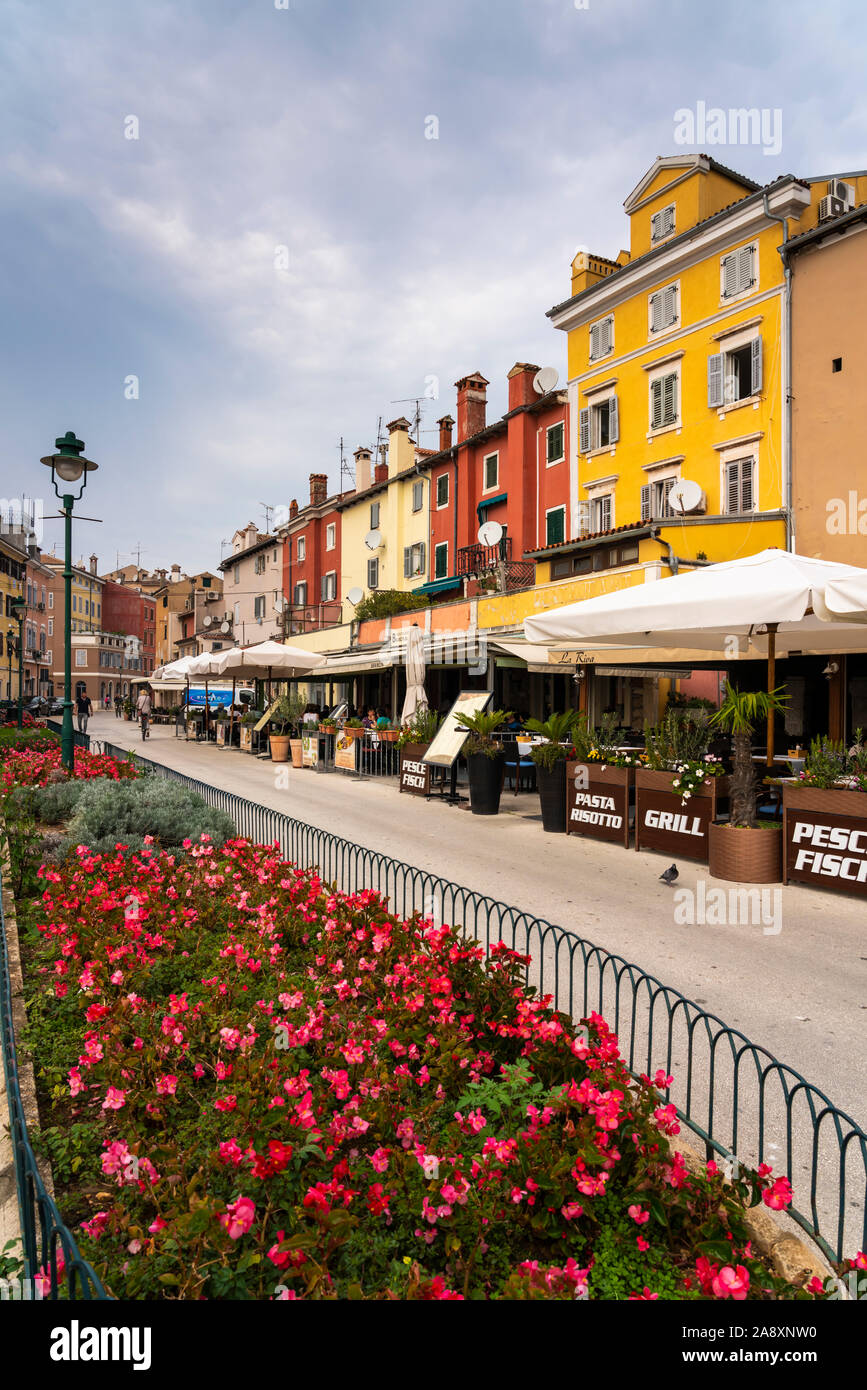 Une rue avec des bâtiments colorés et un restaurant en plein air à Rovinj, Croatie, Istrie. Banque D'Images