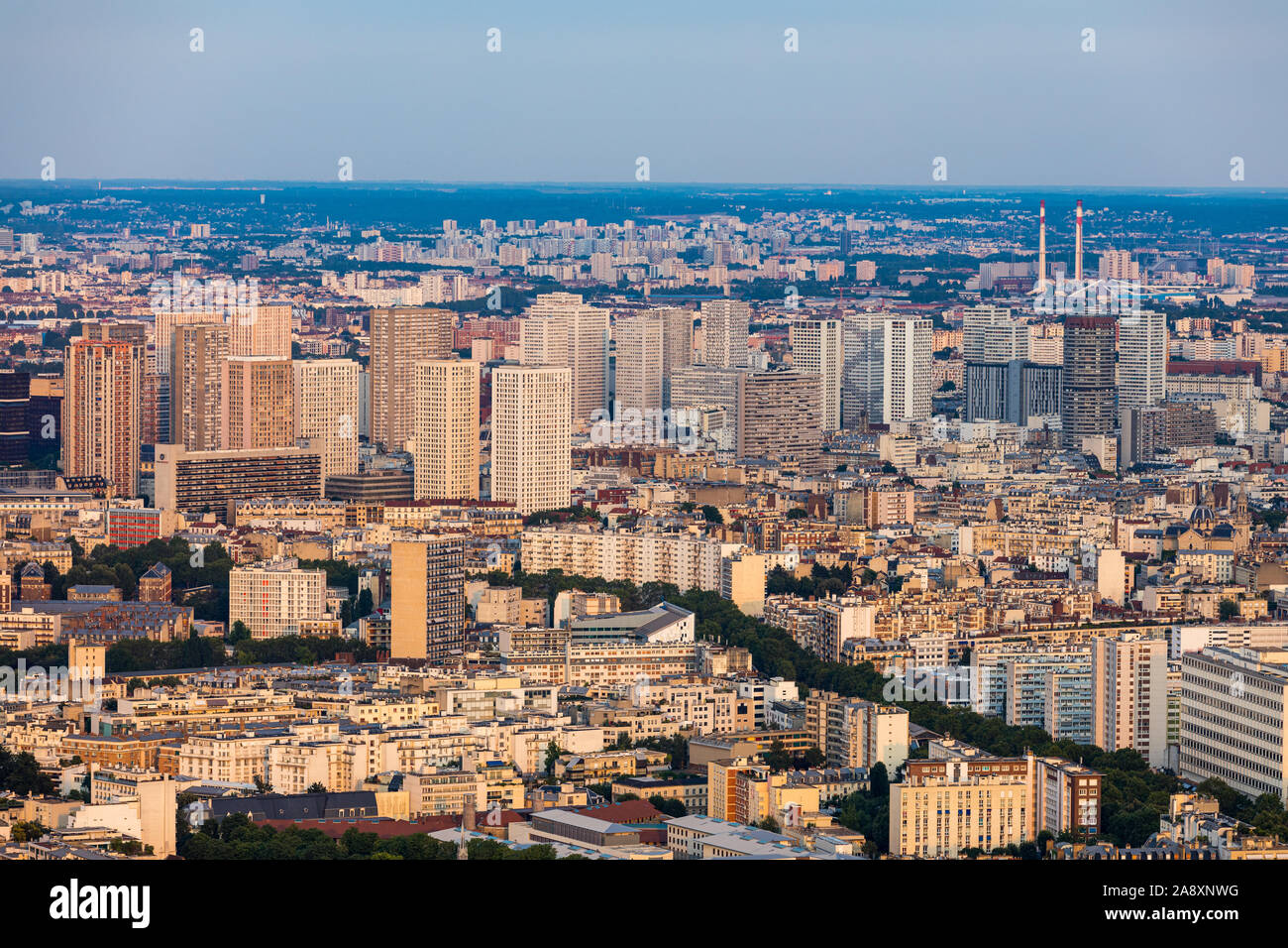 Classic immeubles parisiens. Vue aérienne de toits. Toits de Paris vue panoramique au jour d'été, France. Vue sur les toits de Paris avec un mansard Banque D'Images